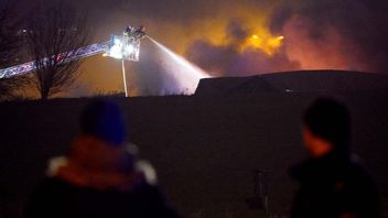 Släckningsarbetet pågår vid småbåtshamnen på Strandgatan i Malmö efter en explosion på tisdagskvällen. Foto: Johan Nilsson/TT