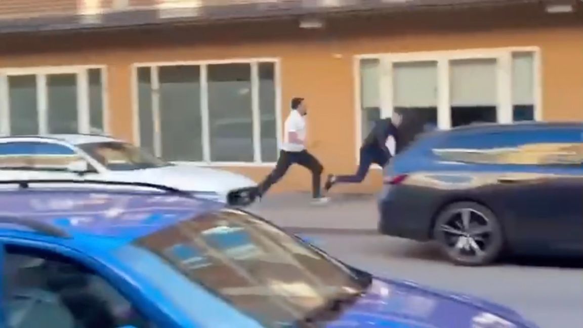 Den utpekade gärningsmannen jagar sitt offer på Storgatan i Kristianstad lördags kväll