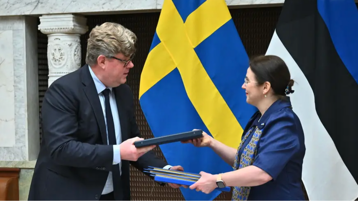 Justiteminister Gunnar Strömmer (M) undertecknar fängelseavtalet med Estlands justitieminister Liisa-Ly Pakosta. Foto: Claudio Bresciani/TT