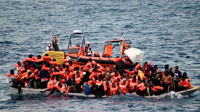 Tio migranter har hittats döda i en överfull båt som räddades under tisdagen av Läkare utan gränser. Foto: Candida Lobes/Läkare utan gränser/AP/TT.